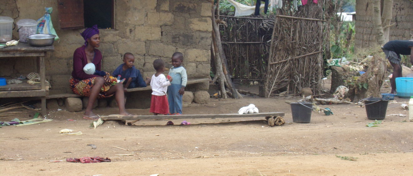 Une jeune mère et ses enfants au Cameroun. Photo d'illustration. Crédit Marie Louise Mamgue.