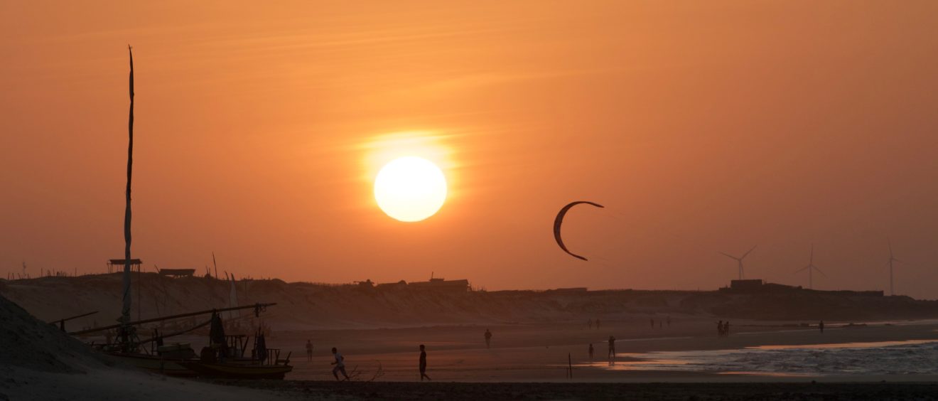 Plage, coucher de soleil, aile de kite. Crédit Laurence Trémolet.