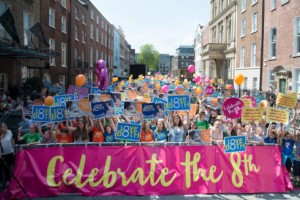 Manifestation de la Pro Life Campaign le 4 juin à Dublin, pour fêter les vies sauvées grâce au 8ème amendement. Crédits Pro Life Campaign.