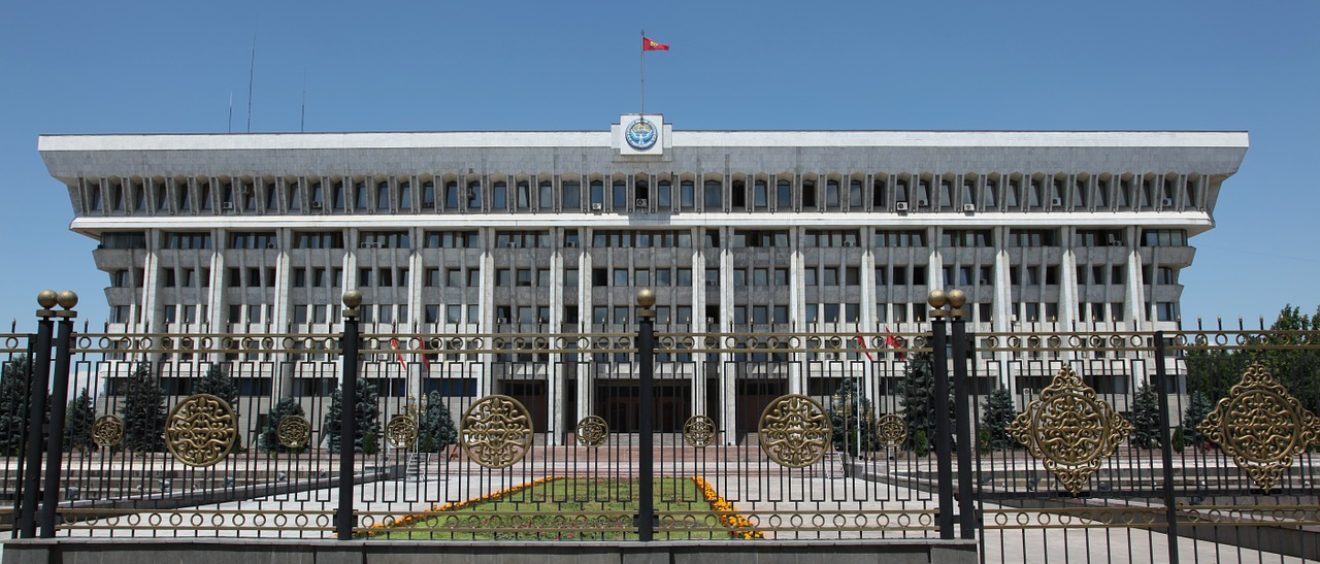 Photo de bannière : façade du Zhogorku Kengesh, le Parlement kirghiz, Bichkek. Crédit hja1306 (Pixabay).