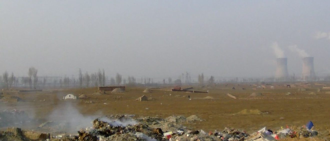 Dans les campagnes de Mongolie Intérieure, les tombeaux sont à quelques pas des montagnes de déchets. Certains d'entre eux, peu entretenus, en sont même recouverts. Capture vidéo. ©AD.