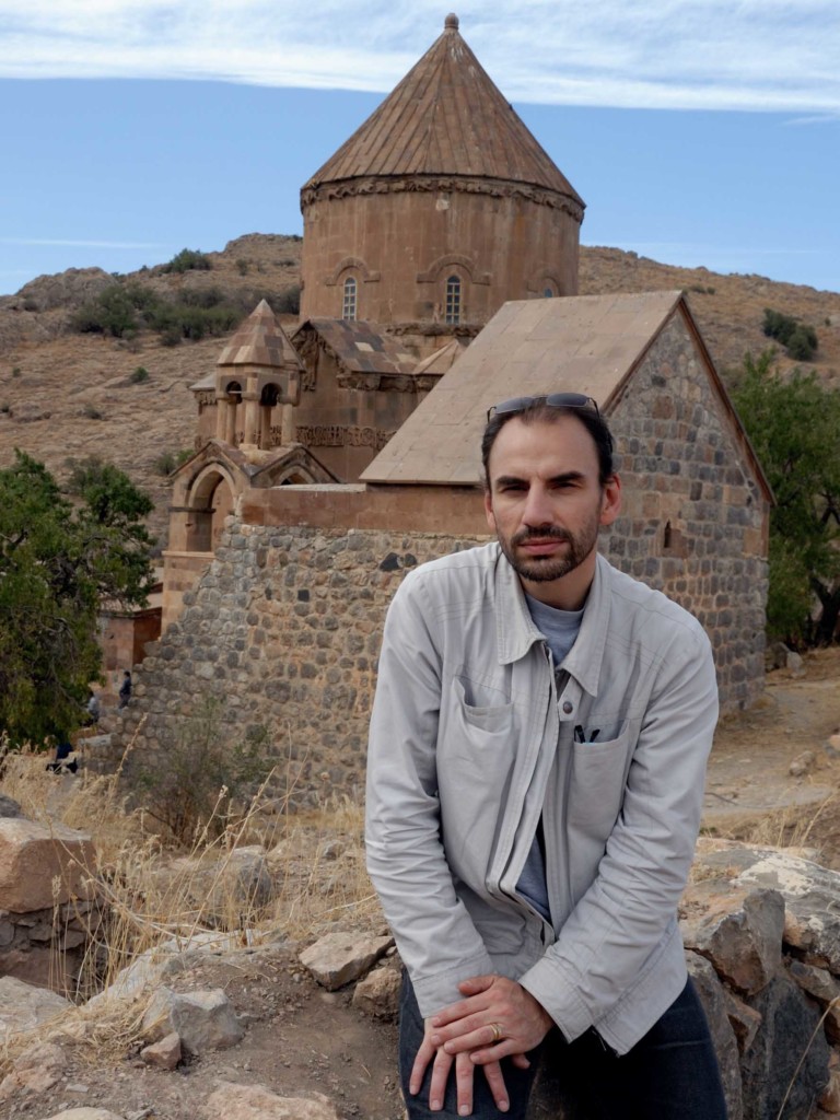 Pascal Maguesyan devant l'Église Sainte-Croix d'Aghtamar (Arménie Occidentale, Turquie) en septembre 2010. Crédit Pascal Maguesyan.