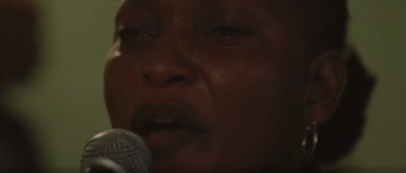Félicité, personnage interprété par Véronique Beya Mputu. Capture d'écran de la bande-annonce du film.