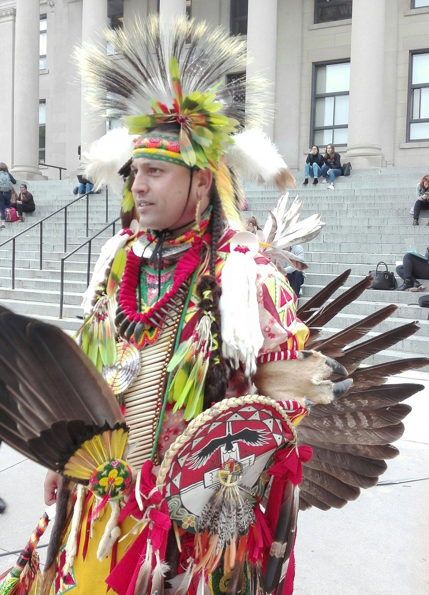 Jason Gullo Mullins, appartenant à la tribu Tsalagi (ou Cherokee) lors d’un événement de l’organisation des étudiants indigènes d’Ottawa. Crédit Shérazade Faÿnel.