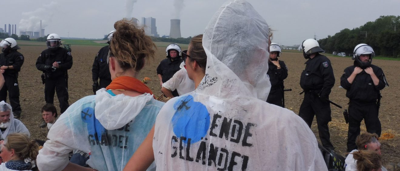 Encerclés par la police, ces militants seront arrêtés et conduits au commissariat. Ils ont recours à plusieurs techniques pour empêcher leur identification : pas de papiers d'identité, maquillage sur le visage et glue sur les doigts pour éviter les reconnaissances faciale et digitale. De ce fait, ajouté à leur nombre très élevé, la police ne pourra pas les identifier. Ils seront relâchés sans poursuites après quelques heures. Crédit Alexis Demoment.