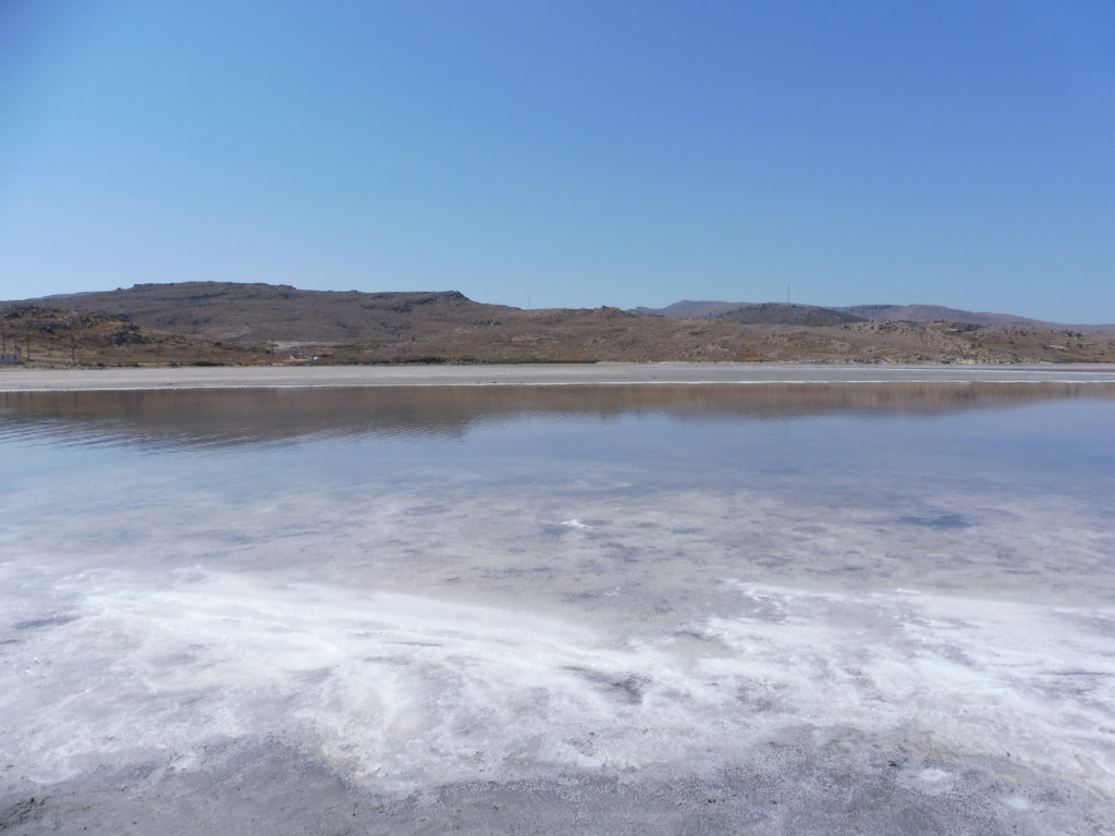À l'est de l'île, le lac de Tuz Gölu est couvert de sel. Il rappelle l'époque où l'île vivait en autosuffisance de ses ressources naturelles. ©AD