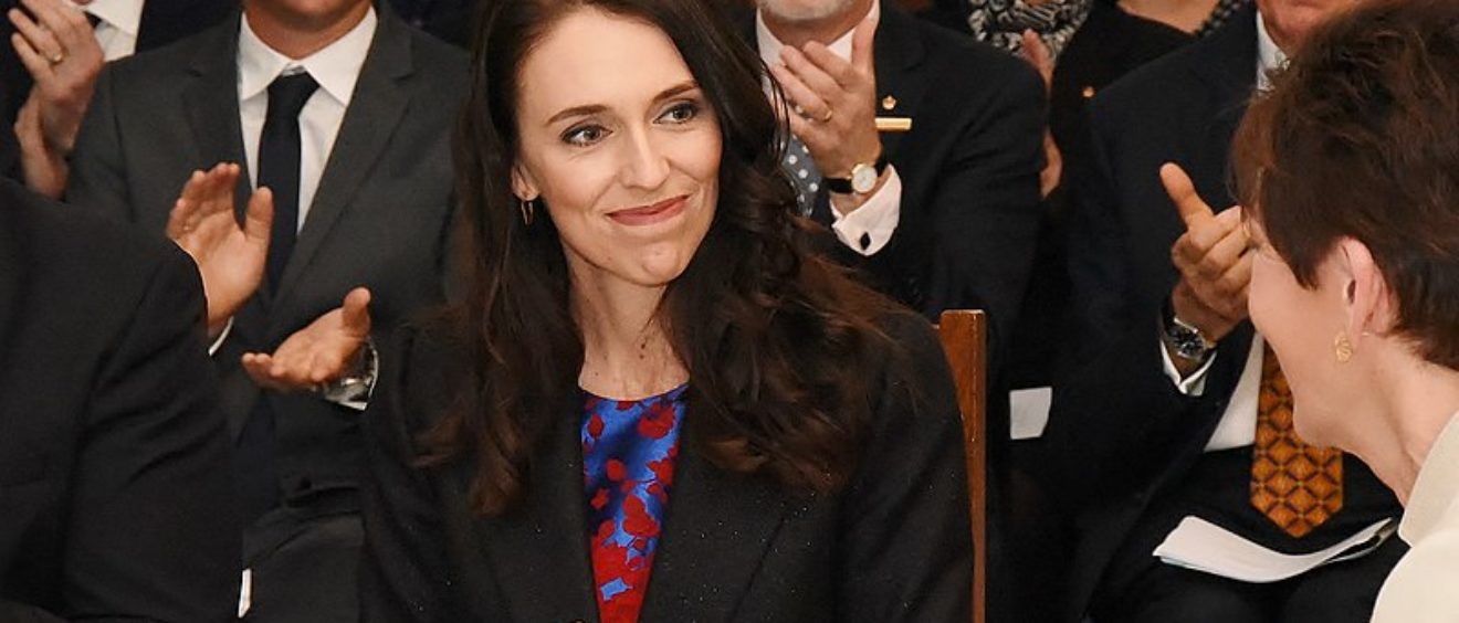 Jacinda Ardern, fraîchement élue, prête serment devant la Gouverneure