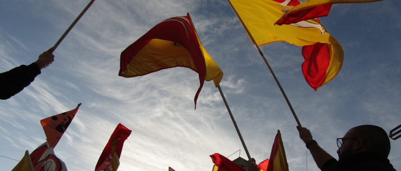 Drapeaux siciliens au dessus des manifestants Crédits : Elsa Pécot