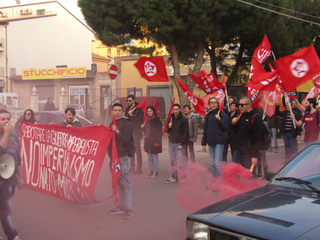 Drapeaux communistes, contester l'impérialisme américain sur le territoire sicilien Crédits : Elisa Querré