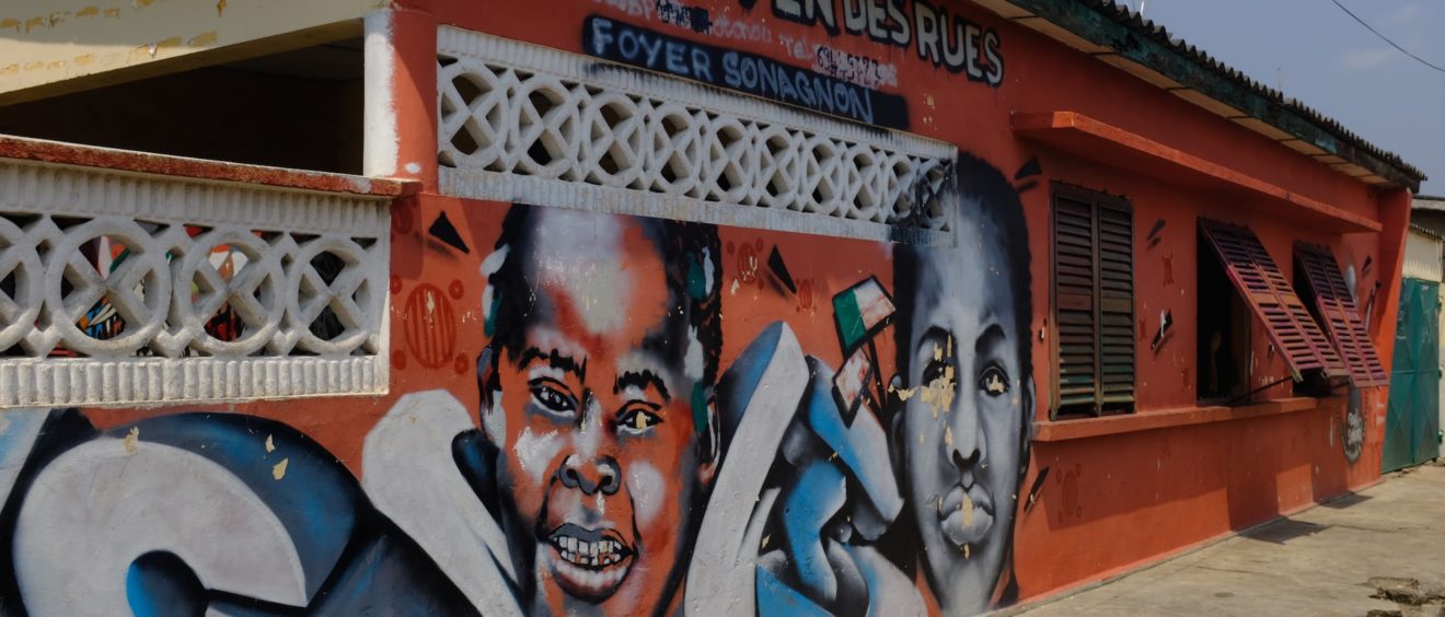Façade du foyer Sonagnon de l'ONG Citoyen des rues à Cotonou. © Sébastien Roux