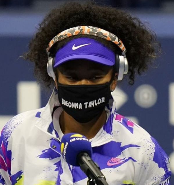 Naomi Osaka portant un masque où il y'a marqué Breonna Taylor à l'US Open, le 1er septembre 2020