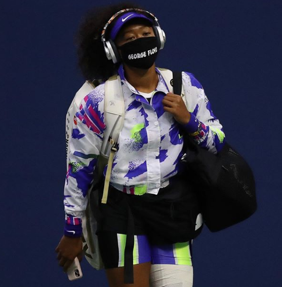 Naomi Osaka portant un masque marqué "George Floyd" à l'US Open, le 9 septembre 2020