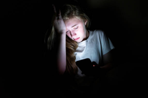 Impact négatif des réseaux sociaux sur une jeune fille